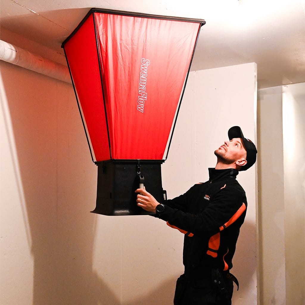 Ventilationstekniker utför mätning under OVK