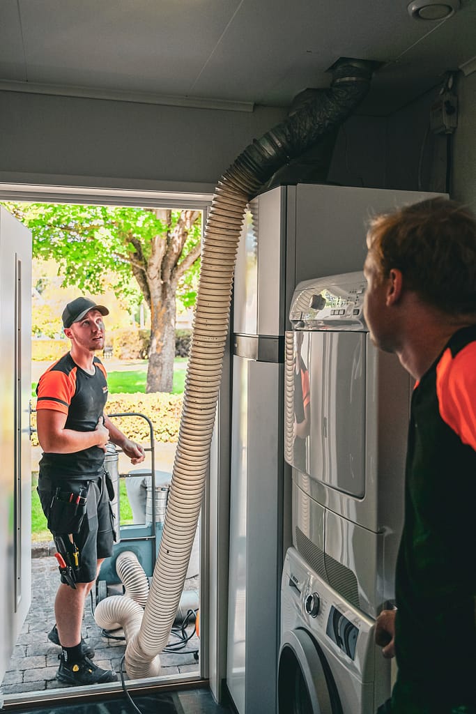 Två ventilationstekniker från Ventgruppen i färd med ventilationsrening i privatbostad