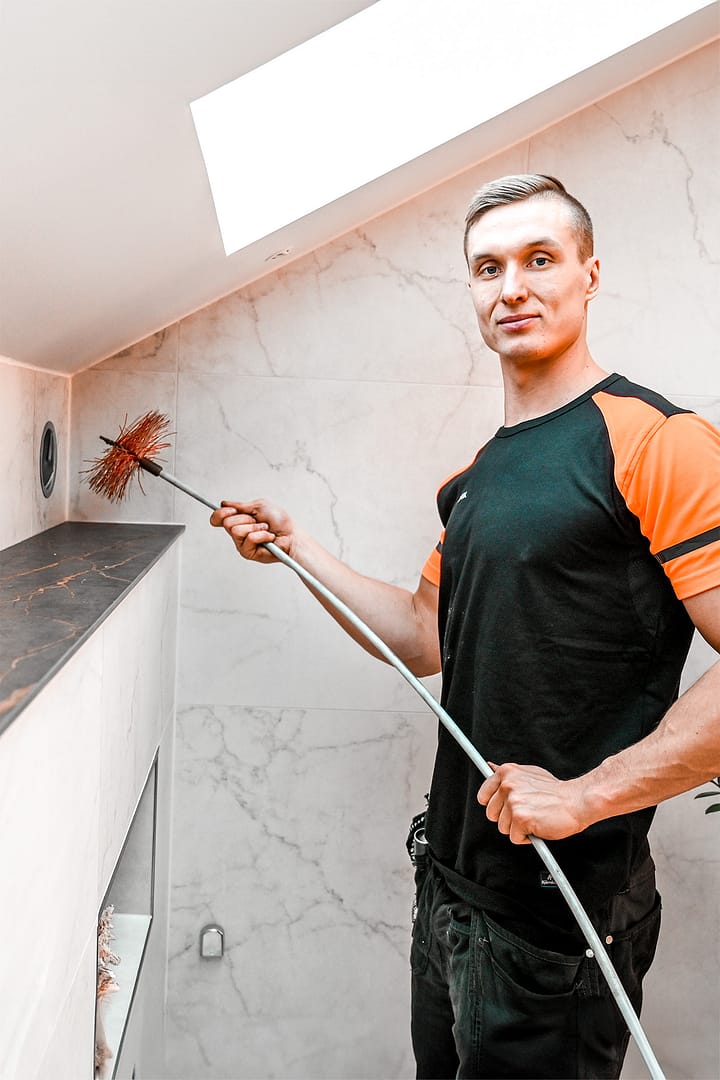 Ventilationsrensning som ska rengöra ventilationen i ett badrum